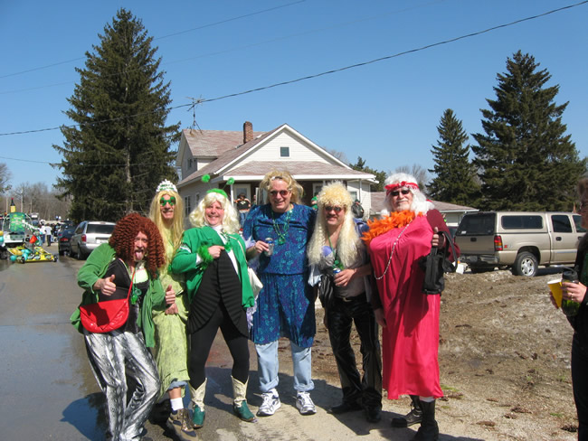 /pictures/ST Pats Float 2009 - No snow our guys keep draging/IMG_1419.jpg